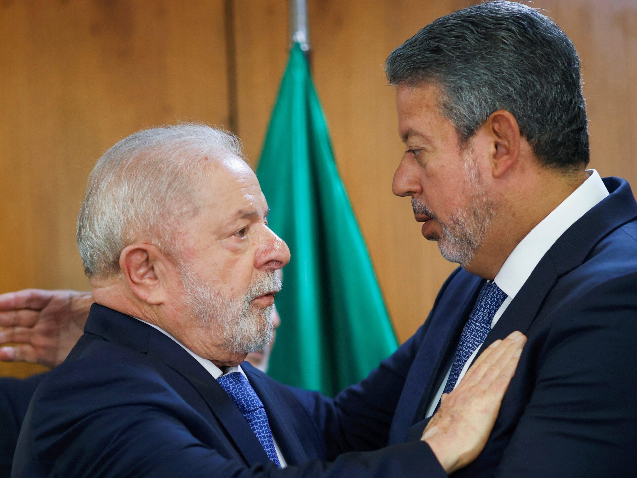 11.jan.2023 - O presidente Lula cumprimenta o deputado federal Arthur Lira (PP-AL), que comanda a Câmara Imagem: ADRIANO MACHADO/REUTERS