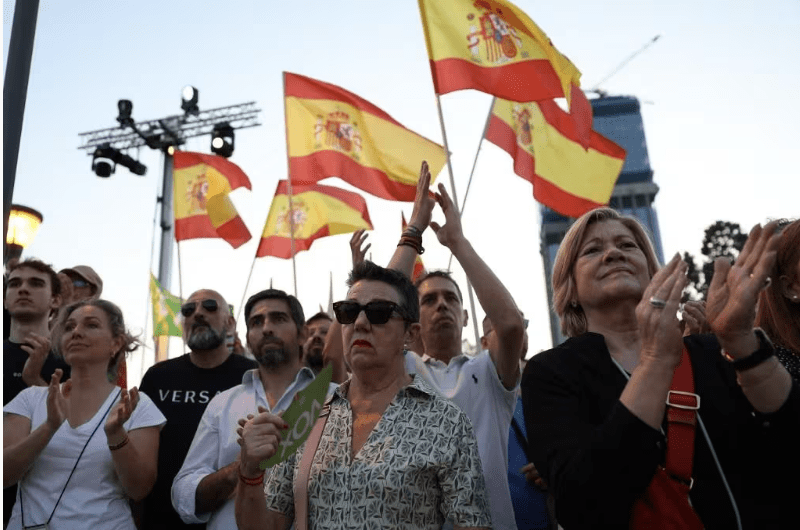 Apoiadores do partido de extrema-direita VOX agitam bandeiras espanholas antes das eleições — Foto: THOMAS COEX / AFP
