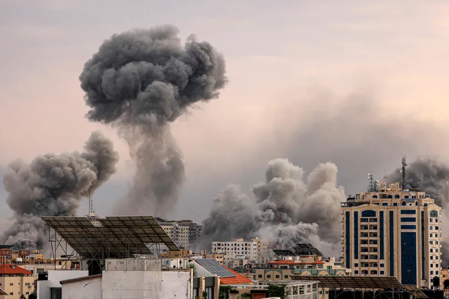 Nuvem de fumaça surge no céu da Cidade de Gaza durante ataque aéreo israelense