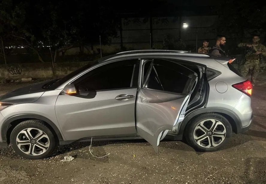 O Honda HRV encontrado pelos policiais da DHC com três cadáveres, no Camorim