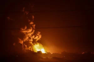 Imagem mostra bola de fogo irrompendo na Faixa de Gaza durante um bombardeio israelense — Foto: Kenzo TRIBOUILLARD / AFP