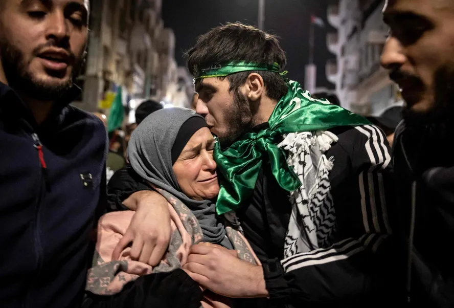 Adolescente palestino reencontra sua mãe após ser libertado de prisão em Israel — Foto: FADEL SENNA / AFP