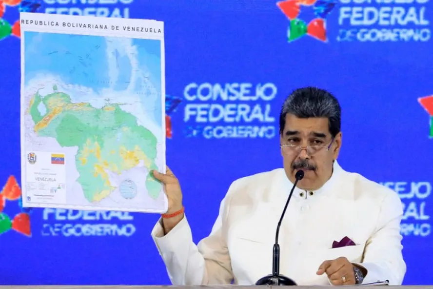 O presidente da Venezuela, Nicolás Maduro, propôs numa reunião governamental que fosse enviado à Assembleia Nacional um projeto de lei para a criação de uma província 'Guiana Esequiba' na região que a Guiana administra há mais de um século: nas mãos de Maduro o que seria o novo mapa da Venezuela