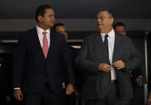 Ministro Flávio Dino ao lado do senador Weverton — Foto: Cristiano Mariz / O Globo