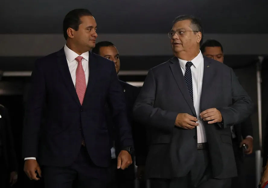 Ministro Flávio Dino ao lado do senador Weverton — Foto: Cristiano Mariz / O Globo