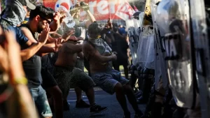 Manifestantes são atingidos por gás de pimenta em protesto contra a Lei de Bases na Argentina Imagem: AGUSTIN MARCARIAN - 31.jan.2024/REUTERS