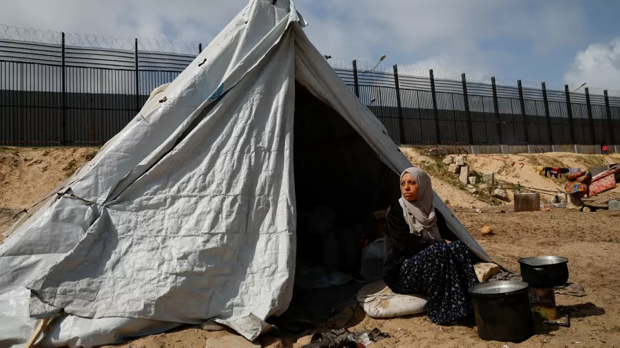 Mulher em barraca em Rafah, sul de Gaza Imagem: REUTERS/Mohammed Salem…